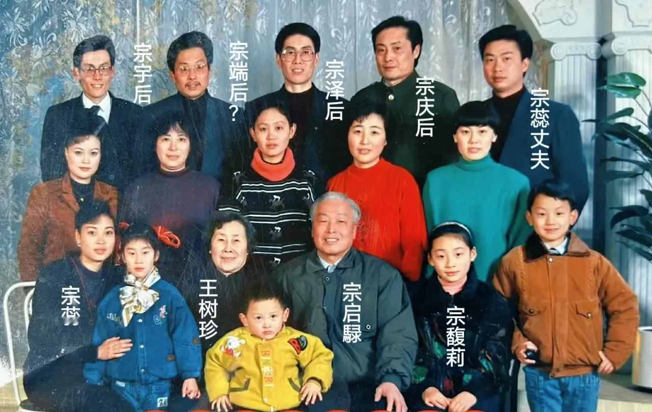 宗家这张合影，不太寻常！
1991年的冬天，杭州的一家人合了影。
宗庆后站在那儿