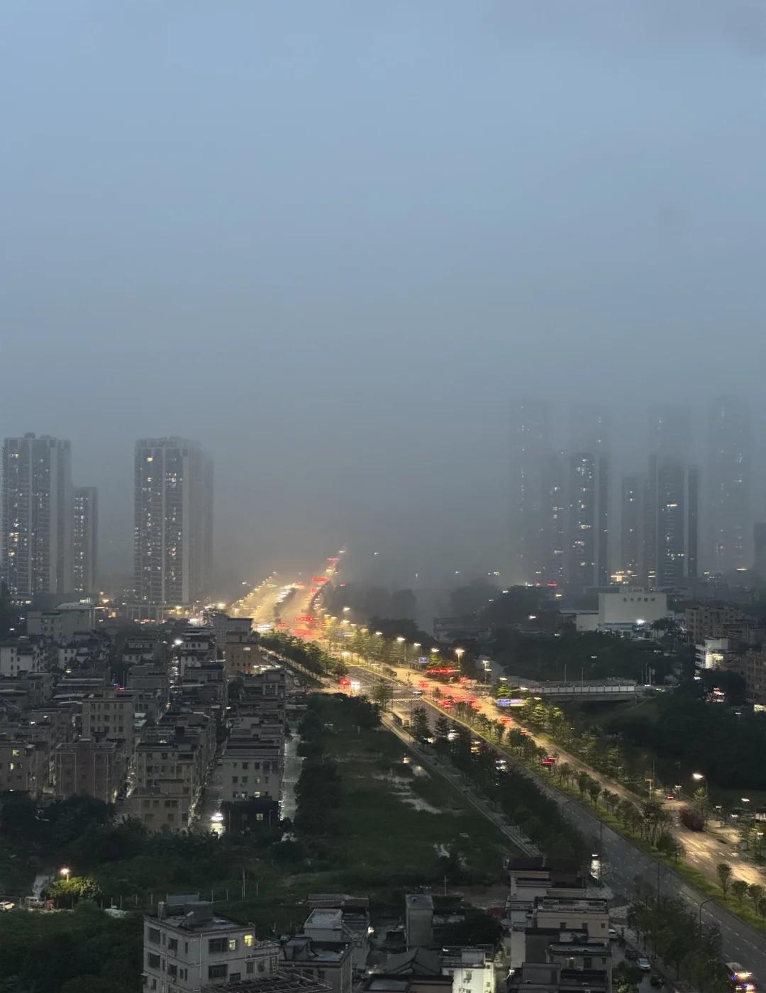 龙岗分界线
这城市风总是很大 城市风云儿 变幻莫测的天气 大雨 暴雨 深圳龙岗 