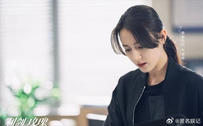 2026CMG年度推荐CMG中国影视之夜资深戏骨吴越与青年演员迪丽热巴同台领奖，