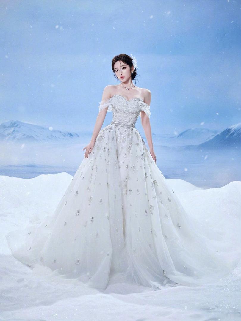 唐艺昕婚纱造型唱雪人唐艺昕婚纱造型 好极致的美貌妆造，已严肃期待唐艺昕的舞台！ 