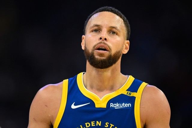 NBA常规赛，勇士主场对阵76人。赛前，勇士主教练科尔谈到库里的状态时表示，库里