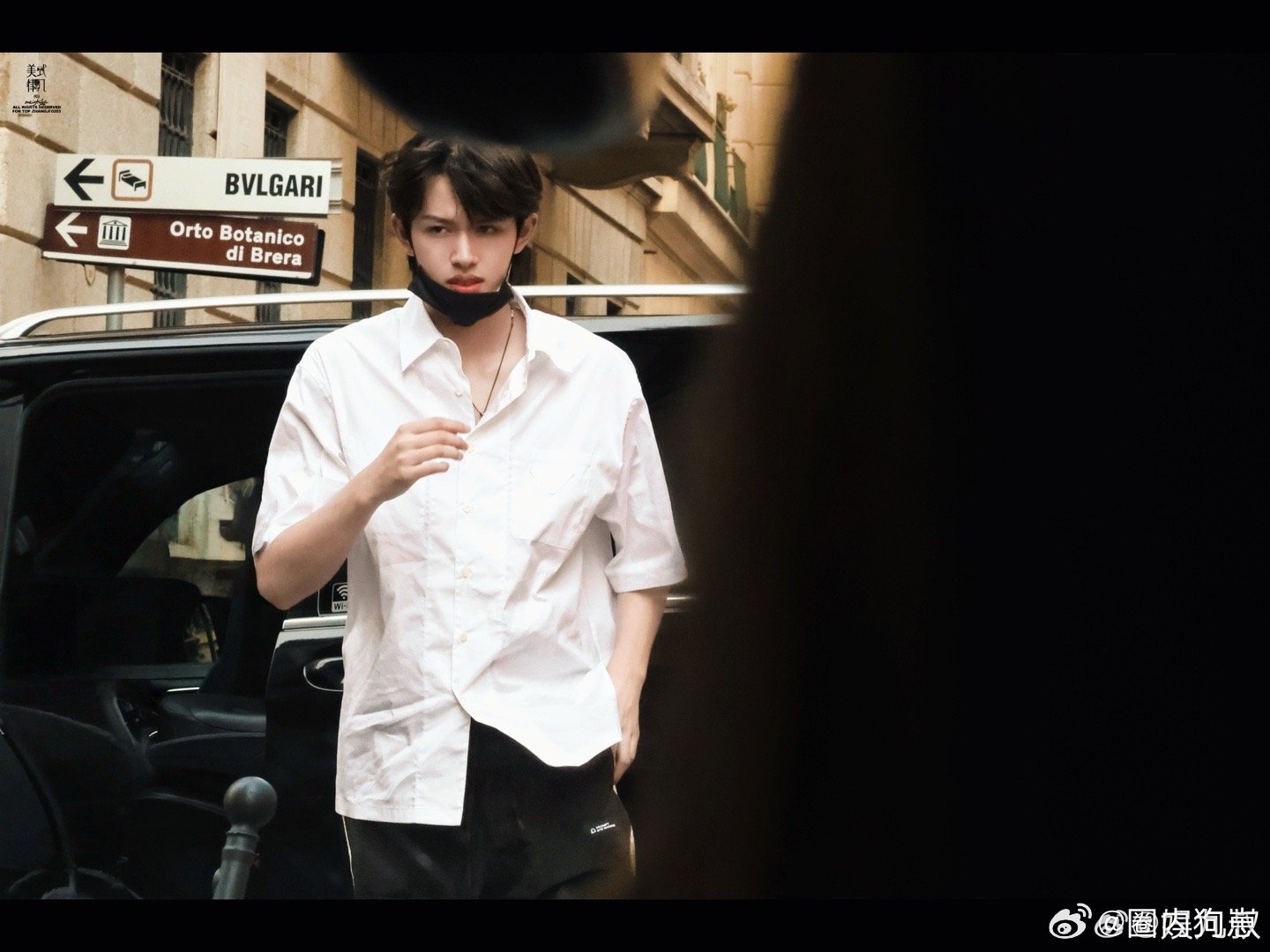 张极是什么港风画报圣体 张极在米兰上演港风美学暴击！随性衬衫搭配独特韵味，氛围感