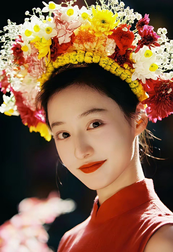 生不逢时的具像化，这张脸都只能演短剧了 之前以为凭她这张脸，打磨几年演技就会爆红