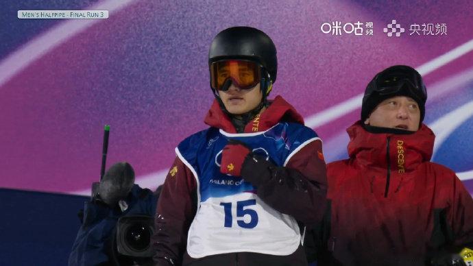 王梓阳顶住压力精彩一滑王梓阳第三滑76.00分米兰冬奥会单板滑雪男子U型场地决赛