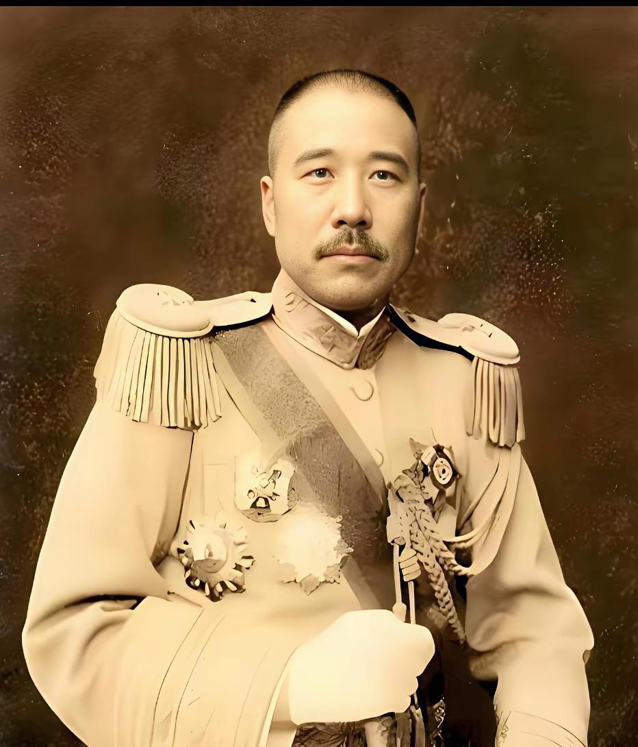 1921年，张宗昌混得底朝天，硬着头皮跑去奉天投张作霖。

兜比脸干净，礼都备不