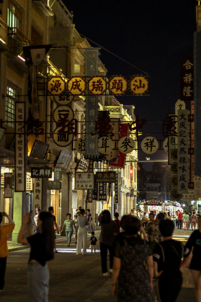 人生就是这样，一个人在你生命里出现，只是为了教给你一支歌，然后永远消失。｜于坚《