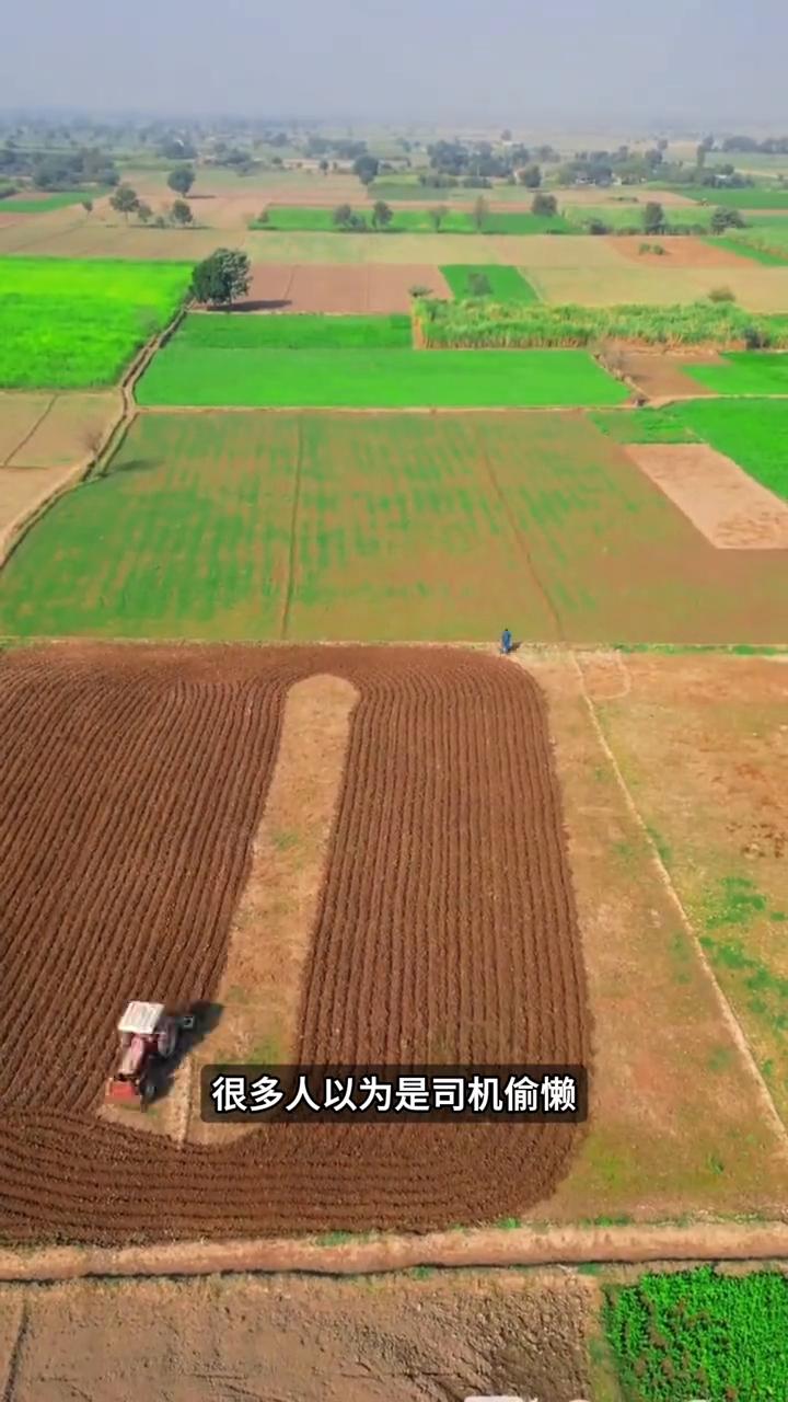 转圈深耕秘决。
为什么这台耕地机干活时不走直线，反而一直绕着圈转？很多人以为是司