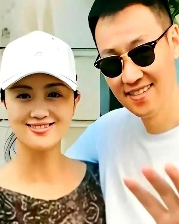 今天刷到一条让人鼻酸的爆料：朱媛媛最后五年竟是在癌症晚期里疯狂燃烧生命。

更让