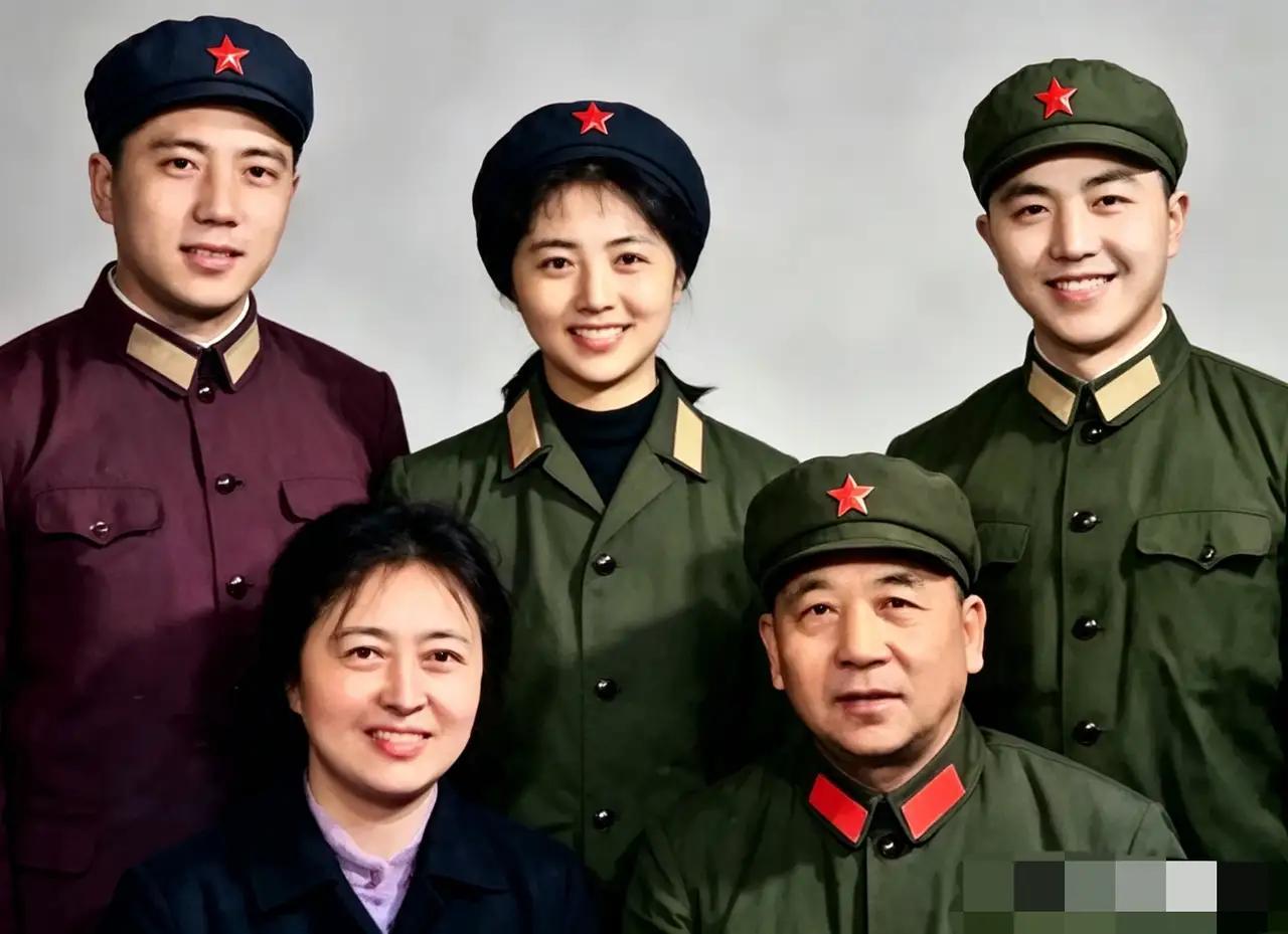 秦基伟将军的全家福，夫人唐贤美，年轻时在华西大学外语系毕业。后期两人在英雄报告会