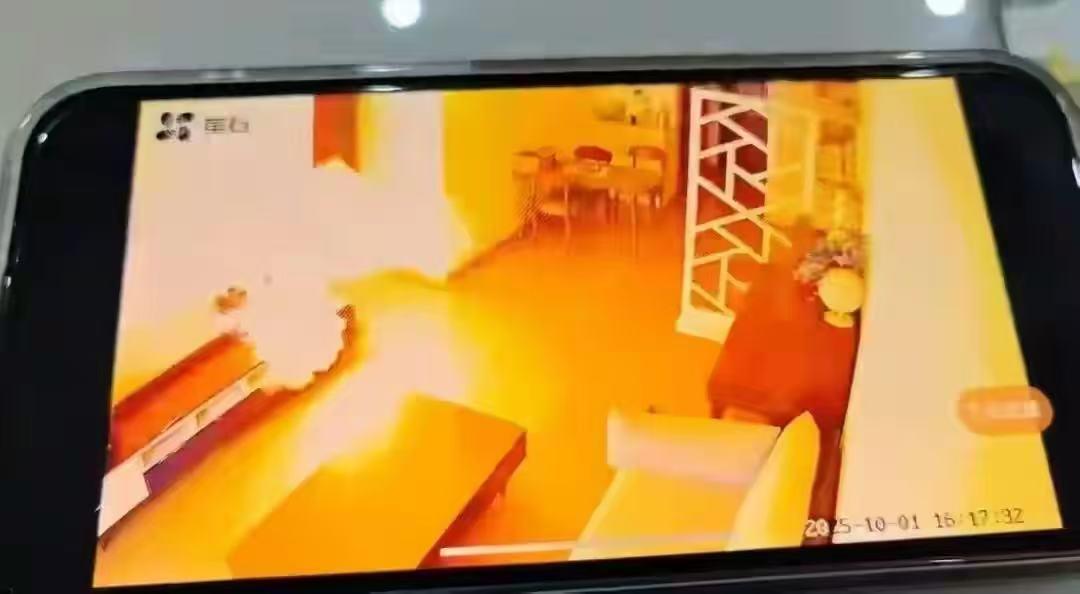 女子国庆外出充电宝家中爆燃！产品标注有3C认证，购买不到一周且未在充电中，客服：