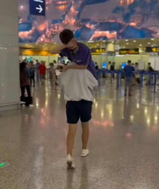 #张亮送天天出国留学#李湘女儿，黄磊女儿，张亮儿子都出国留学了，出国留学应该是明