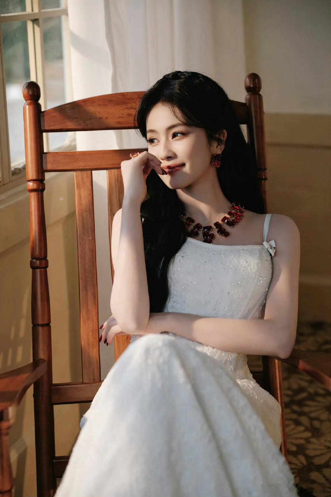 白鹿白裙红宝石白鹿吊带鱼尾白裙 挺好的 