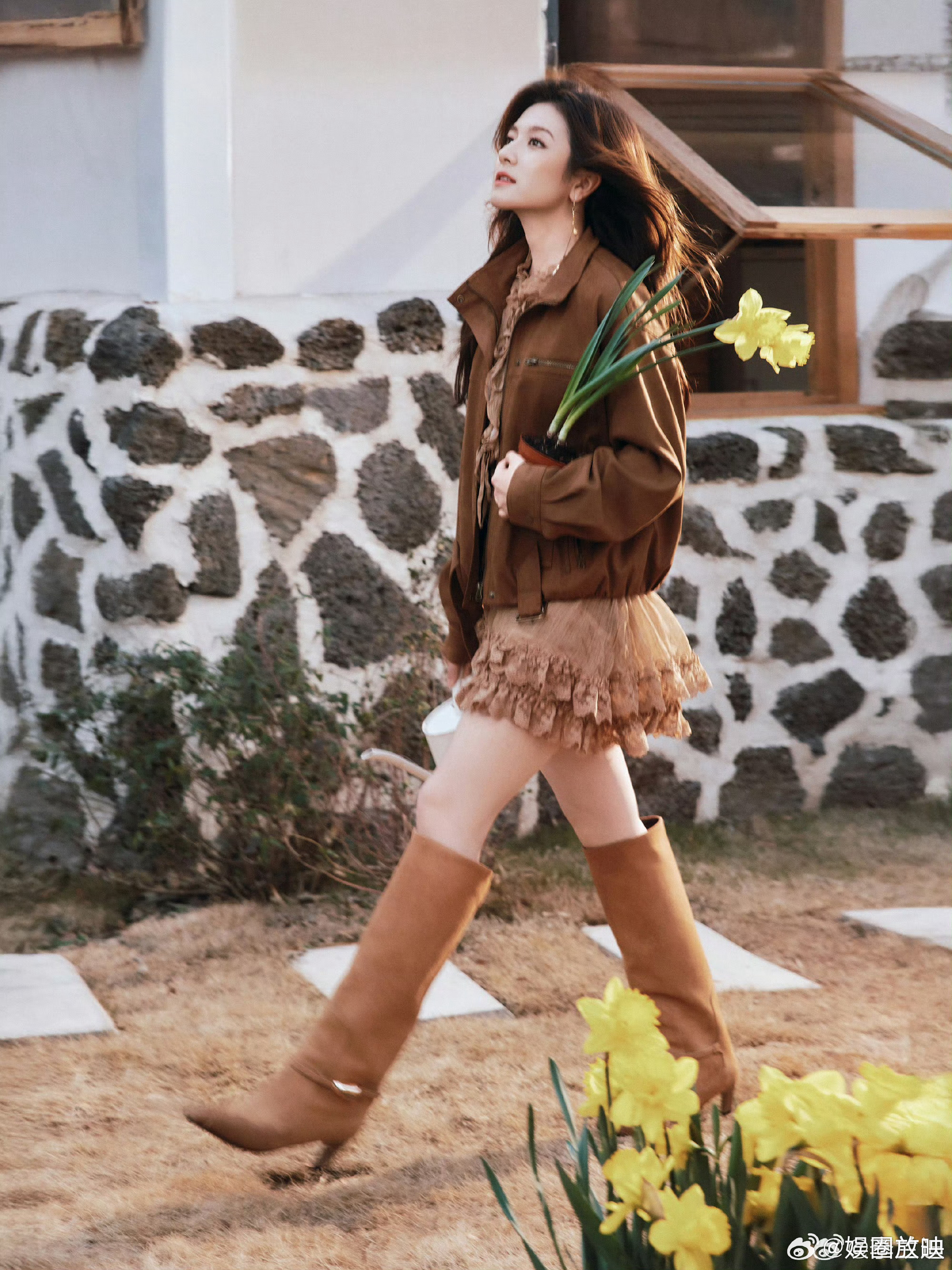 李兰迪直播出场 小镇上来了位女作家李兰迪直播出场，宛如小镇上来了一位自带故事感的