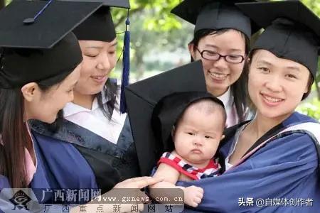 广州校园毕业典礼现场一张抓拍画面火速刷屏各大社交平台。二十出头的在读本科毕业生怀