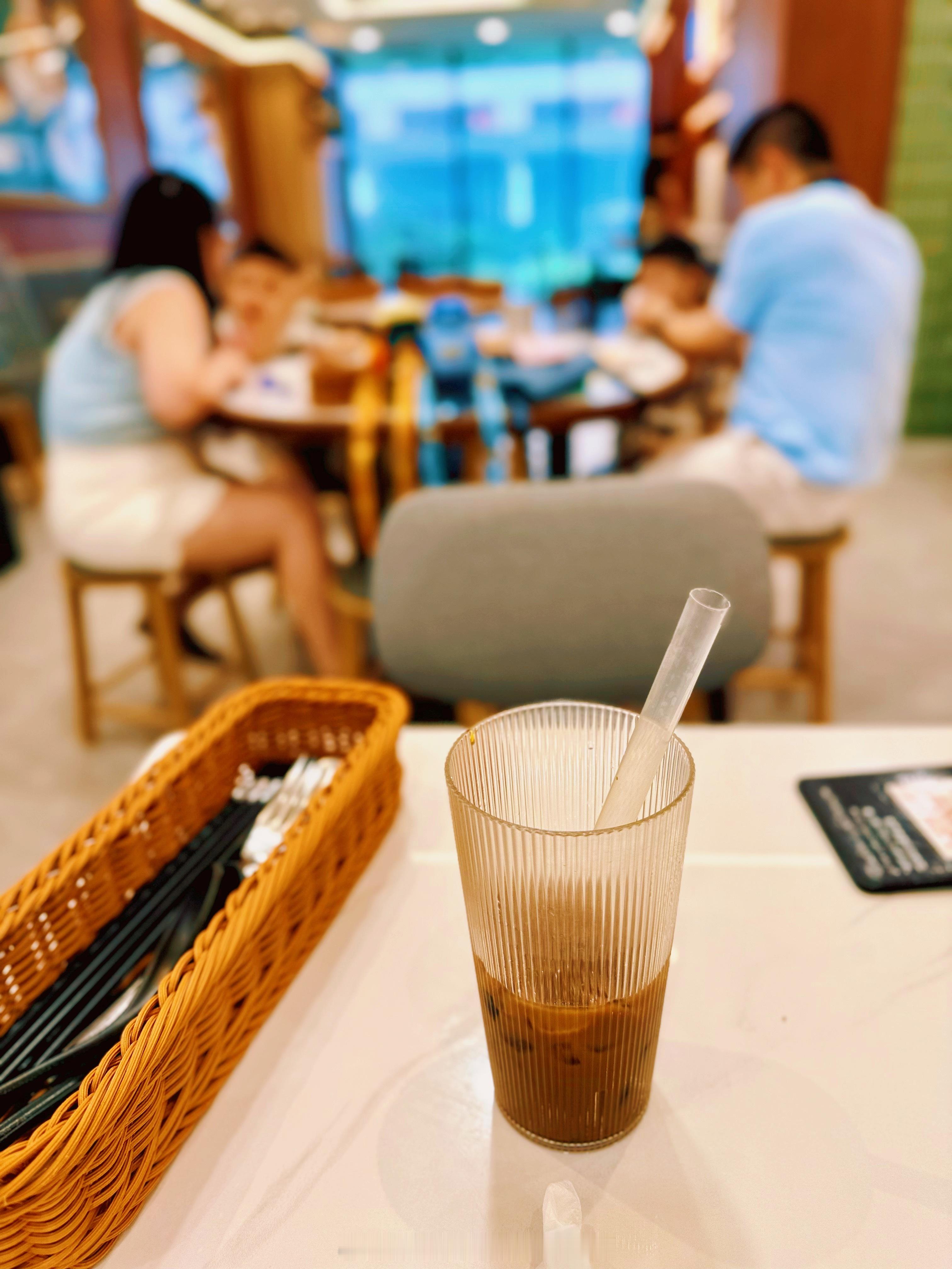 南洋岛午餐，看到一对年轻夫妻带着双胞胎儿子，看起来5岁左右，他们点了三份主餐，每