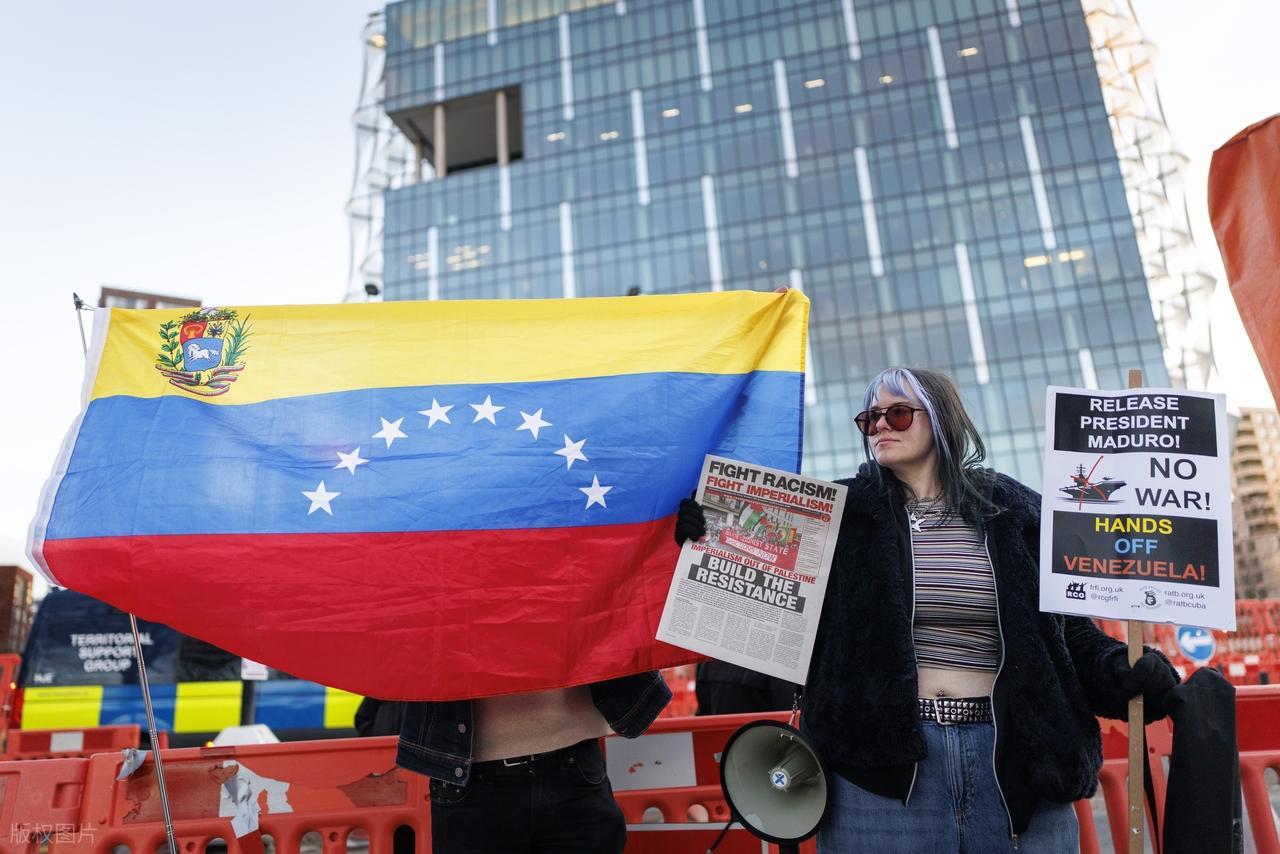 这是把国际法当空气了？美国凌晨直接派兵突袭委内瑞拉首都，硬生生把马杜罗总统夫妇抓