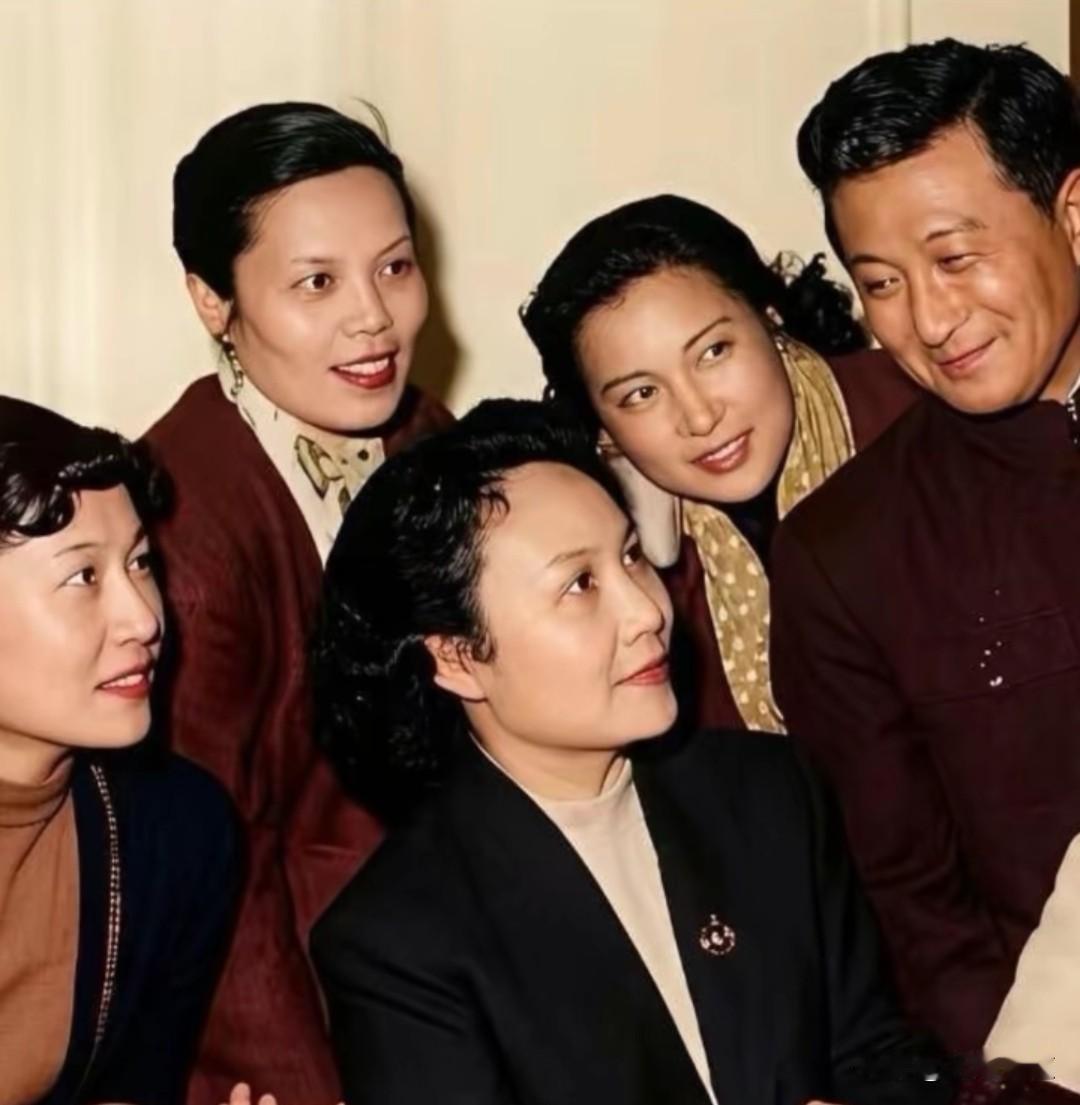 5位大艺术家同框，这张合影的含金量可太高了！
四位女演员在20世纪40年代的重庆