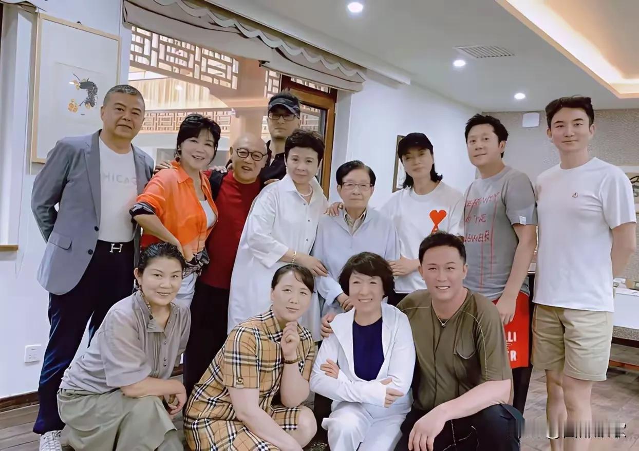 网友晒出了一张出自歌手汪正正社交平台的照片，是“谷家班”弟子和90岁的谷建芬老师