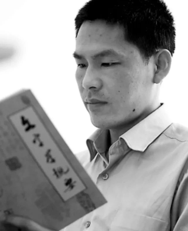 1997年，一位叫蔡伟的地摊小贩给复旦大学博士生导师裘锡圭写了封信。裘锡圭看完信...
