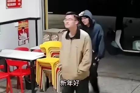 2月18日，广西玉林，两个小伙到店里吃饭，店主的小女儿对两个小伙说:“哥哥，新年
