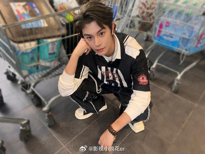 被姜妍拍的丁禹兮照片惊艳到！三种不同氛围，配上他朴实的 “干饭” 愿望，可爱值直