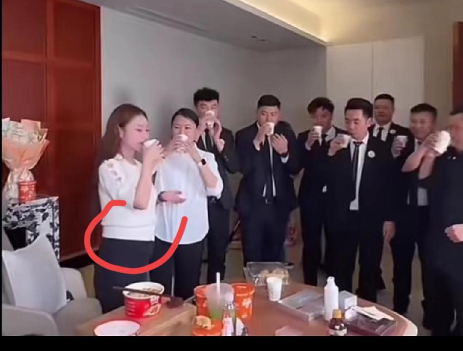 马筱梅很显怀了，看这肚子怀了有七八个月，应该快生了吧。

麻六记五周年，各个店的