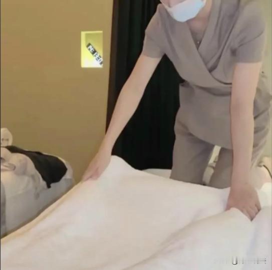 贵州，一男子喝完酒后醉醺醺的去足浴店做按摩，跟女技师商定了服务项目，之后就接受了