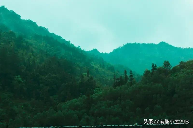 上联：雨打高山绿。下联是什么风吹大地红″。