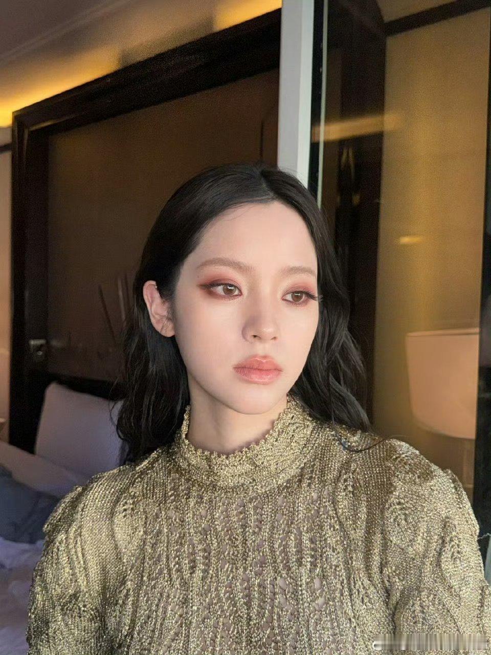欧阳娜娜入选美版VOGUE最佳街拍欧阳娜娜凭巴黎时装周街拍登VOGUE，中国面孔