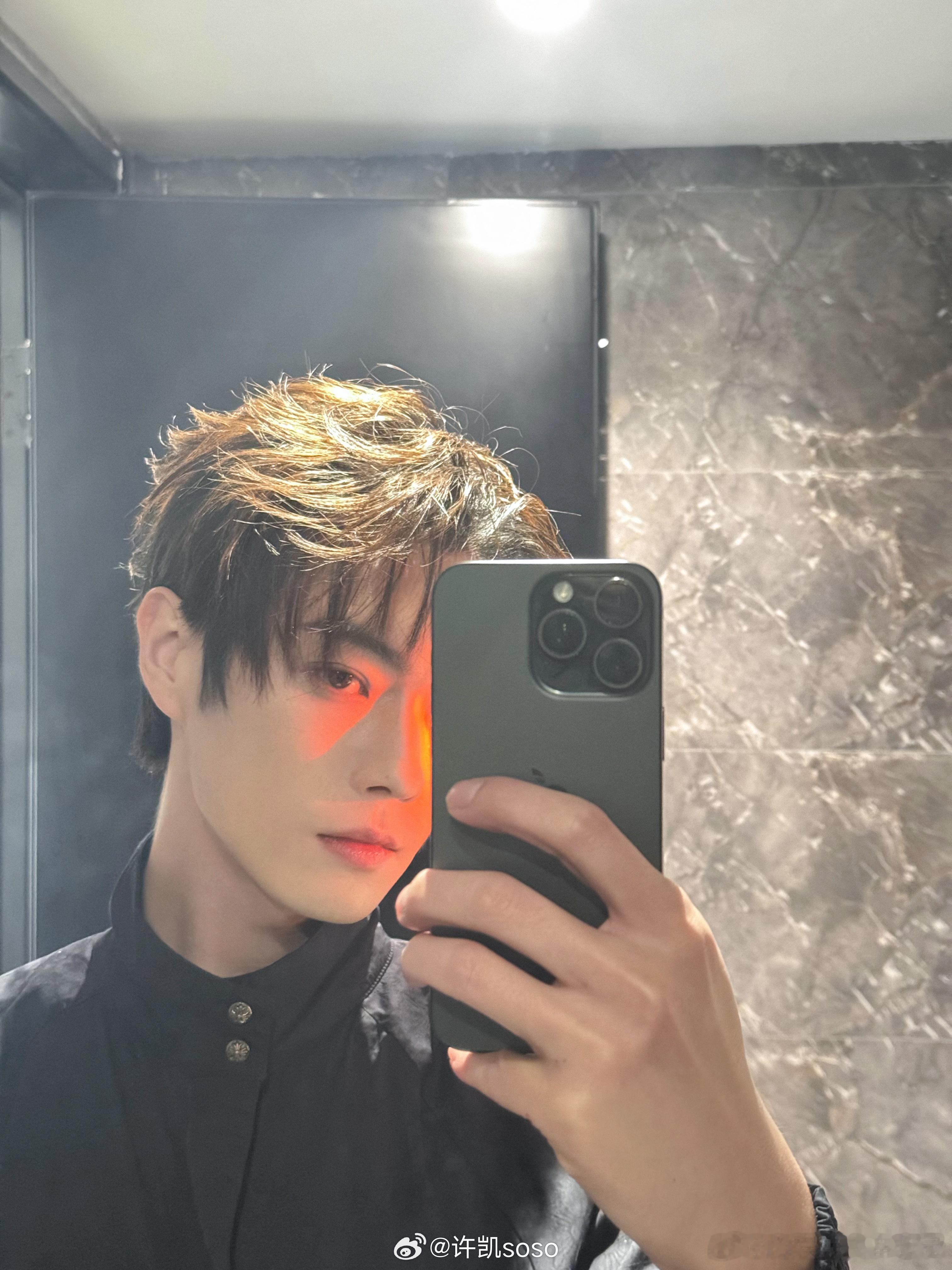 许凯的自拍！对着soso真的很难不花痴 