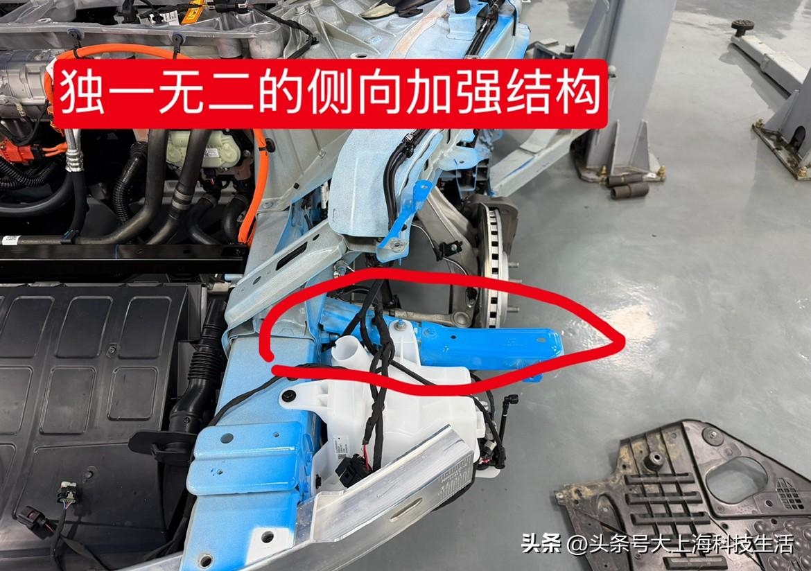 新一代小米su7车上独一无二的结构。前部侧向的加强结构，主要用于抵御侧面碰撞。