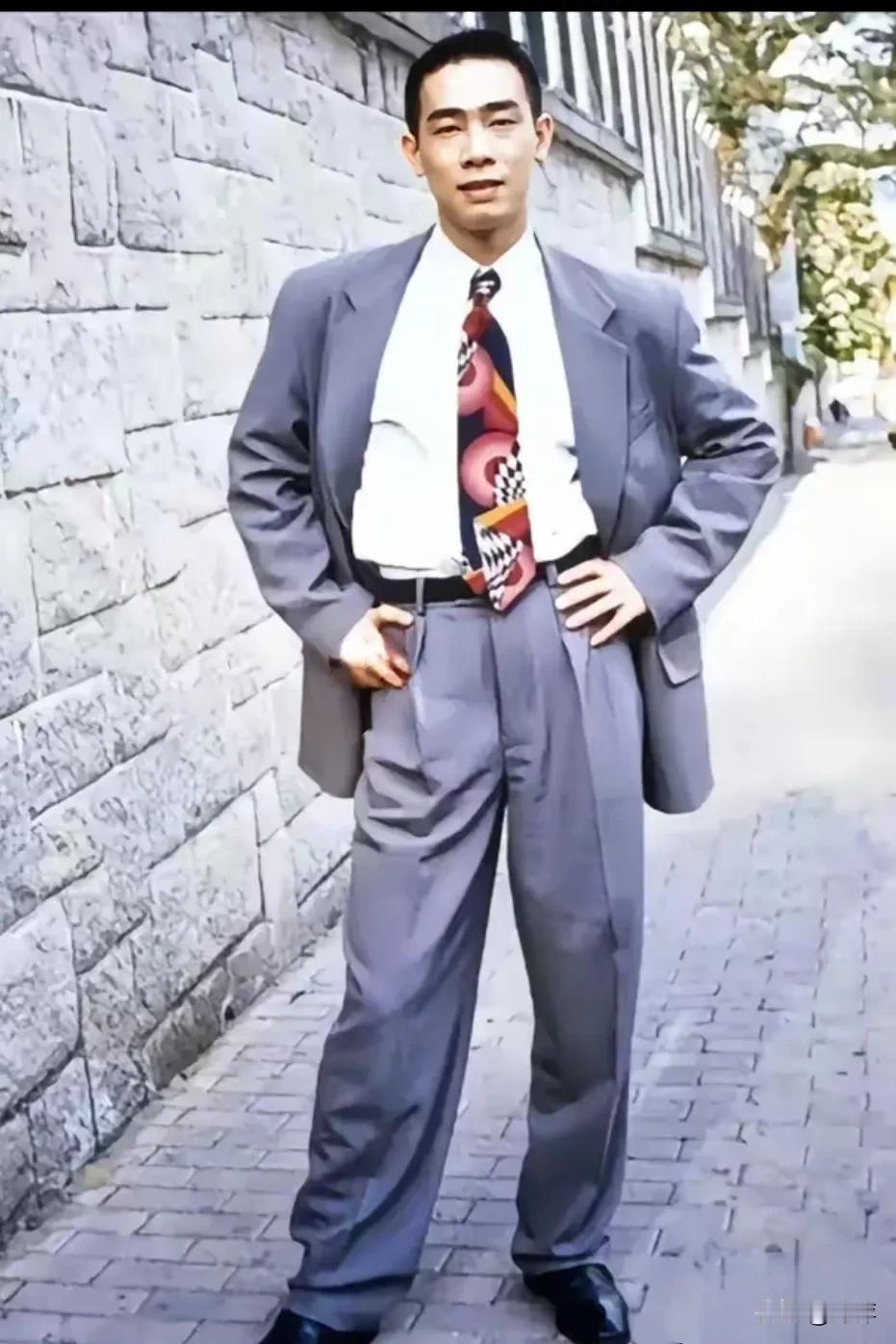 陈小春这身西装有点大了！