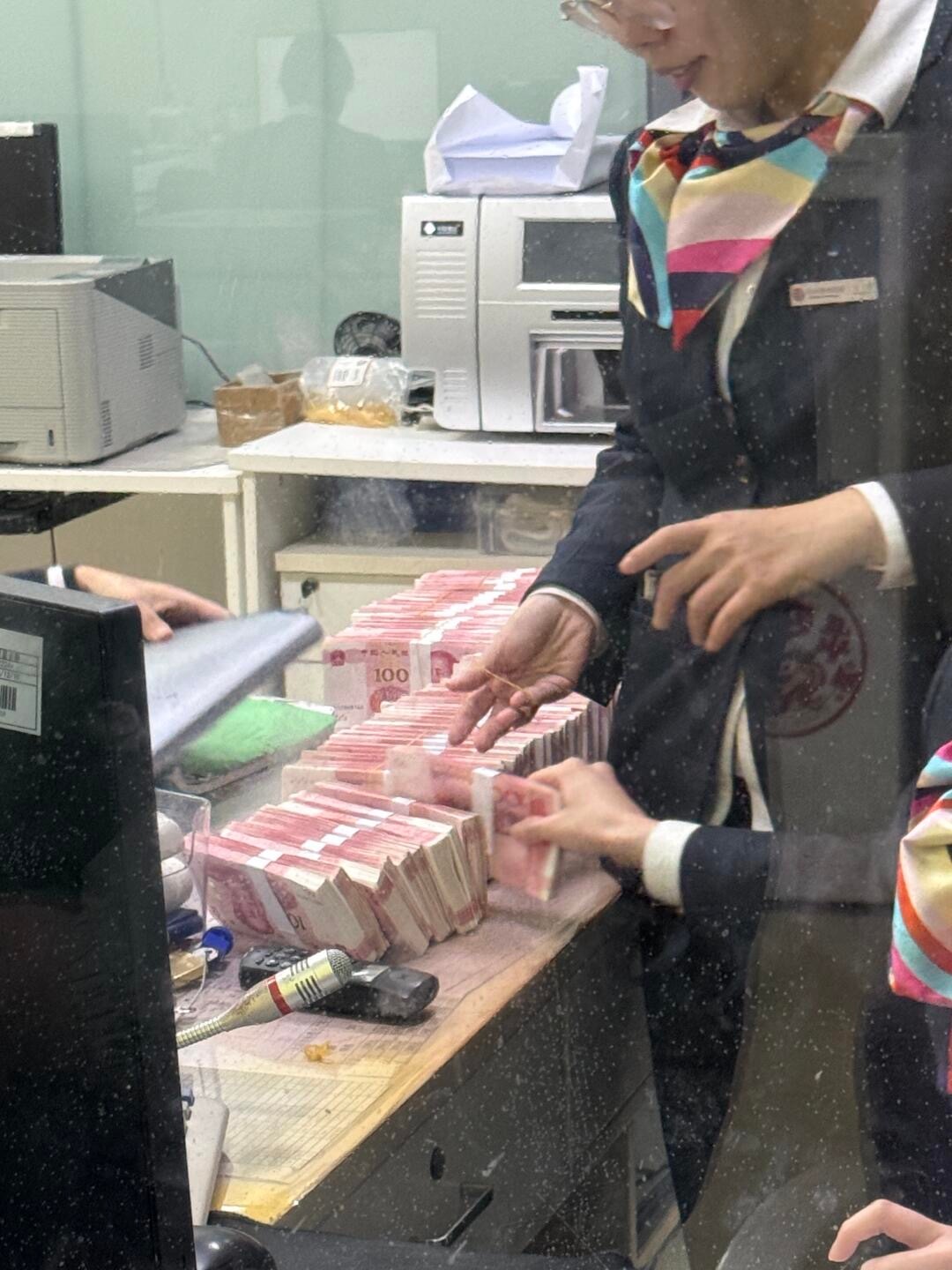 存彩礼 一个个拆封条验钞折腾了快两个小时 