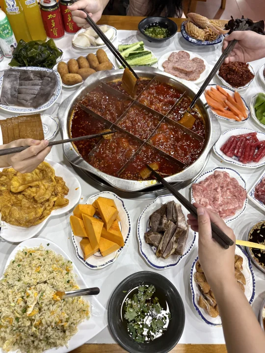 解放碑老辈子带路，开了二十几年的老火锅