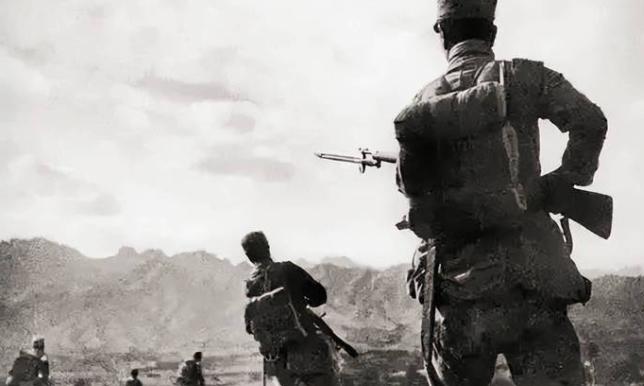 1943年八路军排长进城侦察敌情，不料却被汉奸认出，逃亡路上遇到日军在摆宴，他暗