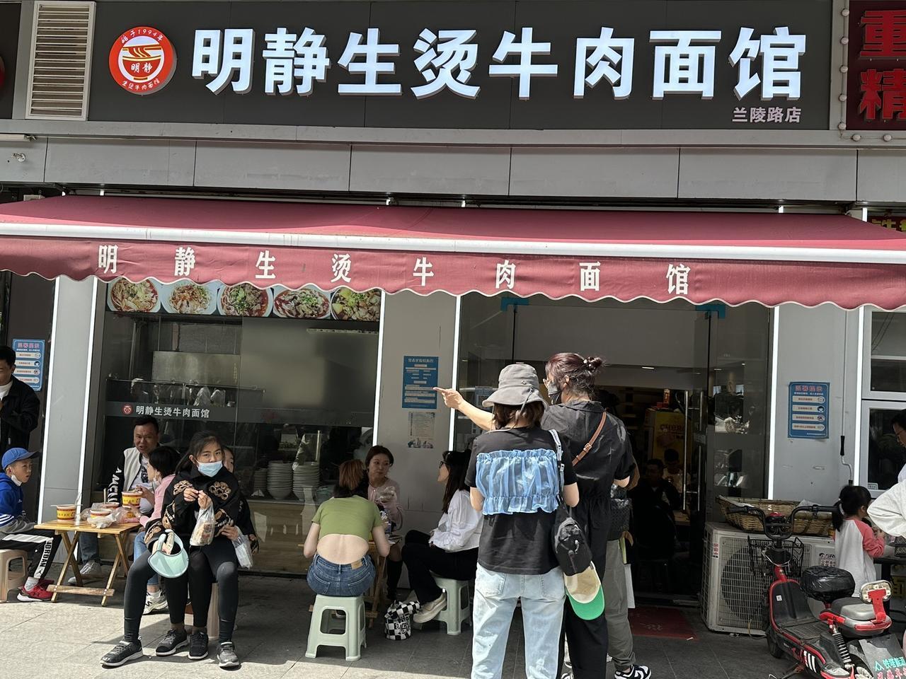 忙让你拥有行走江湖的底气， 
美让你觉得人间值得。 
春有约，花不误，年年岁岁不