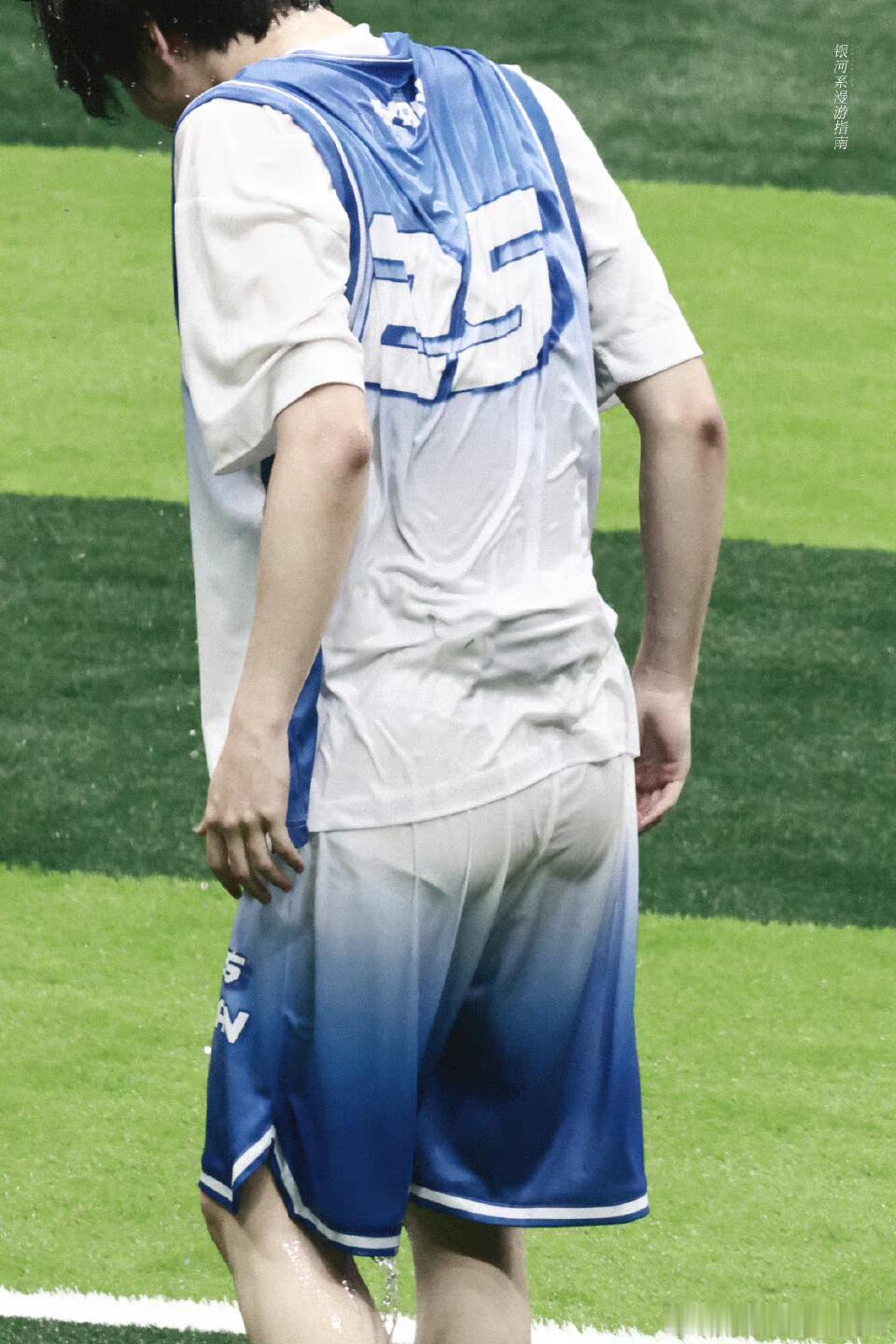 内娱逃不掉屁股缝夹紧的制约内娱什么能逃掉屁股缝夹紧的制约啊！黄子韬这张，远看我还