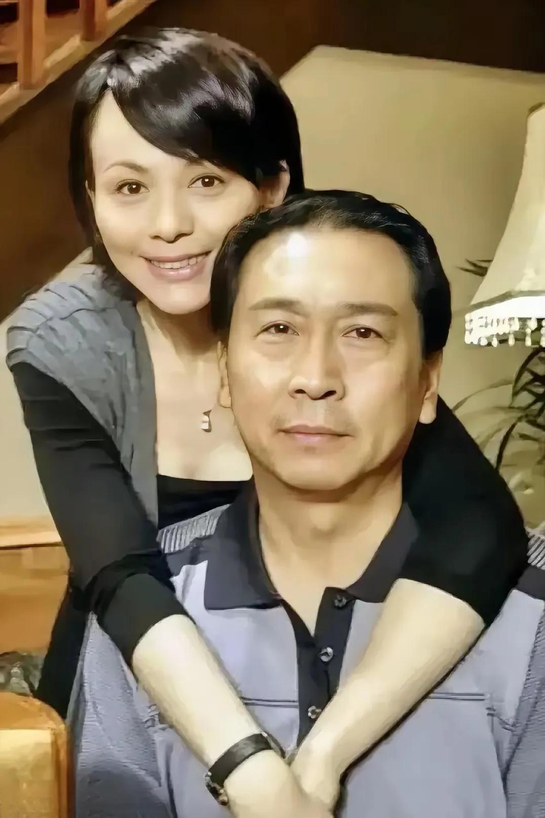 你能一口叫出这两位老戏骨的名字吗？这女演员身段窈窕火辣、蜂腰美腿好像少女，在《情