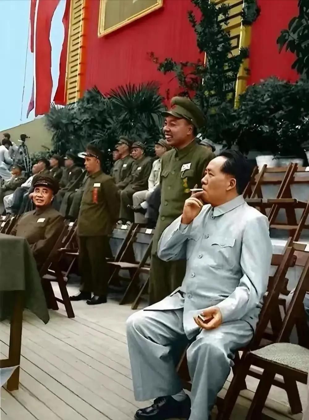 《水调歌头·咏毛主席》
浩荡东风起，赤龙换新颜。
回眸百载风雨，砥柱立危澜。
唤