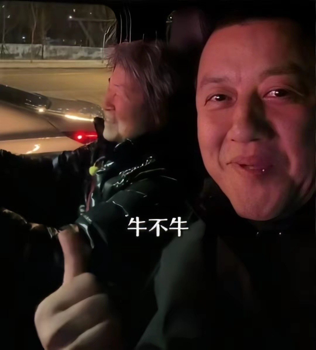 李亚鹏83岁的老母亲开车邻居小聚，鹏哥喝了酒，老母亲来开车，鹏哥笑着问：“牛不牛