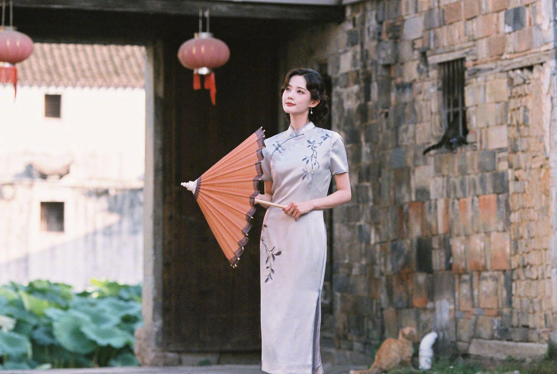 李一桐穿旗袍妈妈级别 《长风起》正式杀青，李一桐饰女骗子江飞燕，旗袍造型揉尽温婉