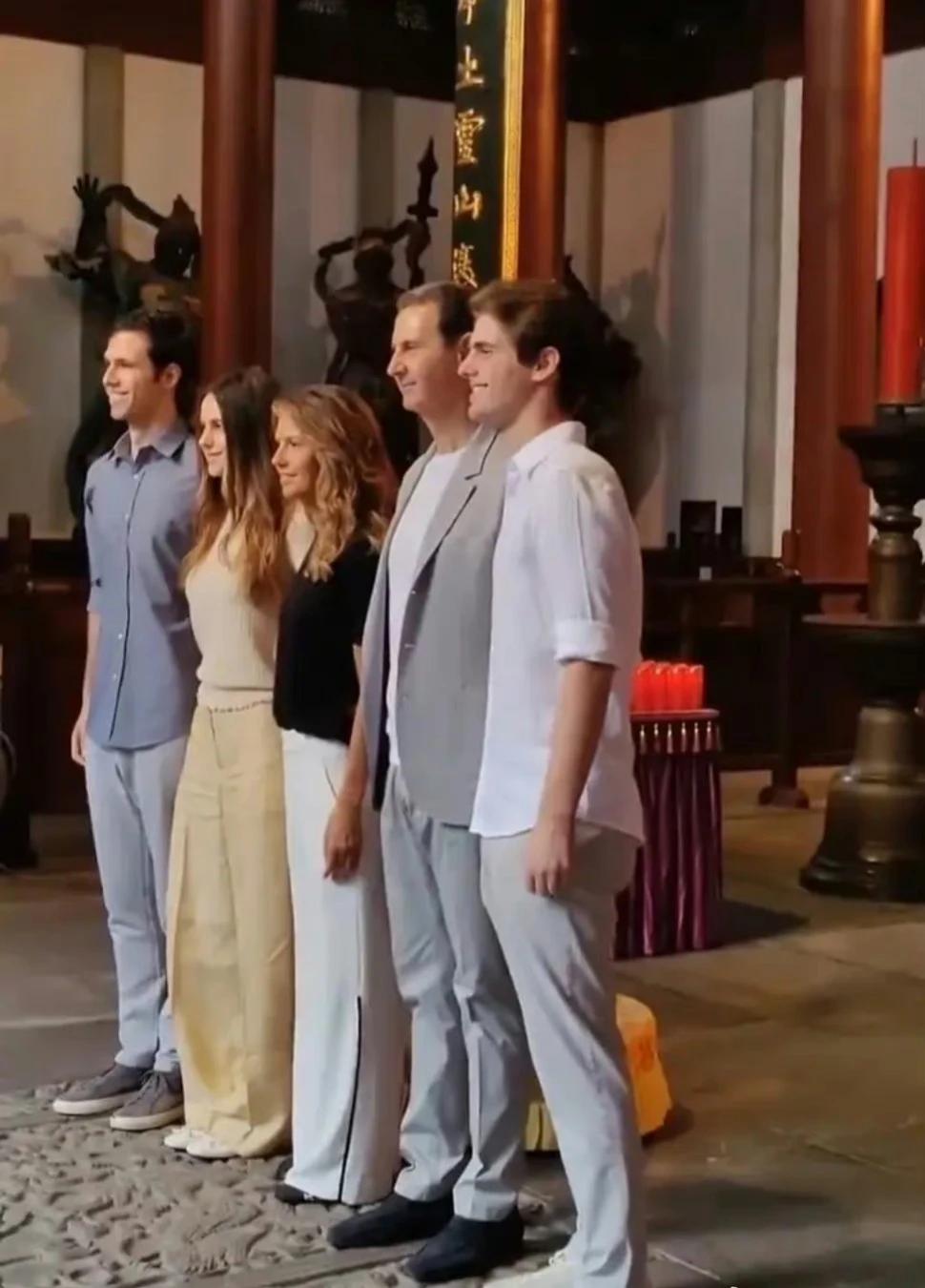 叙利亚总统一家，
两儿一女，传统家庭养娃最优解。
大儿子哈菲兹22岁，女儿泽恩2