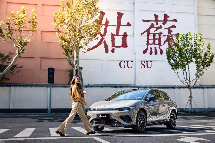 谁说年轻人第一台车只能"凑合"？这台车偏不信邪
明天，当Lafa5右舵版在香港车