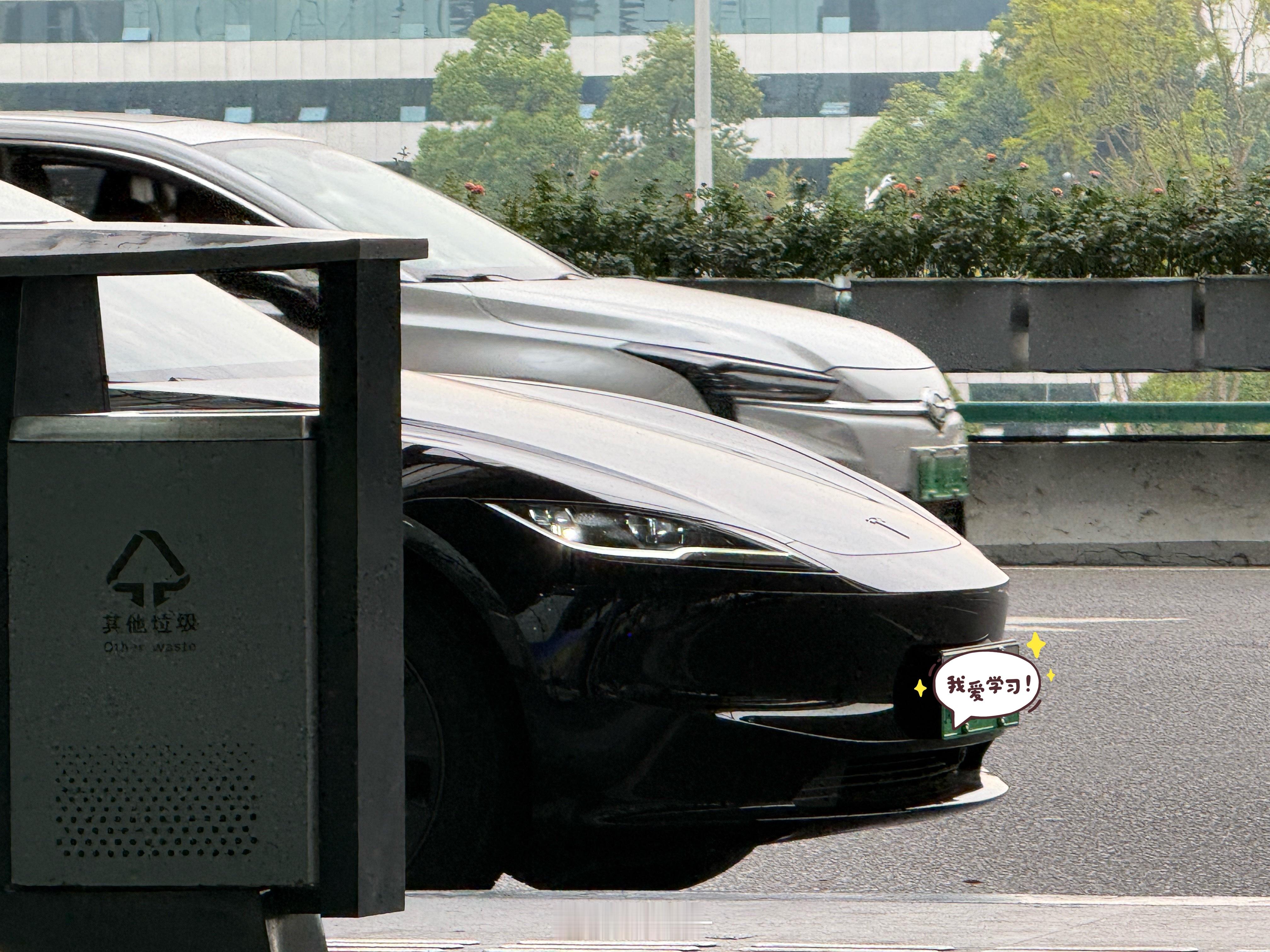 这个角度的焕新版特斯拉Model 3真好看 ​​​