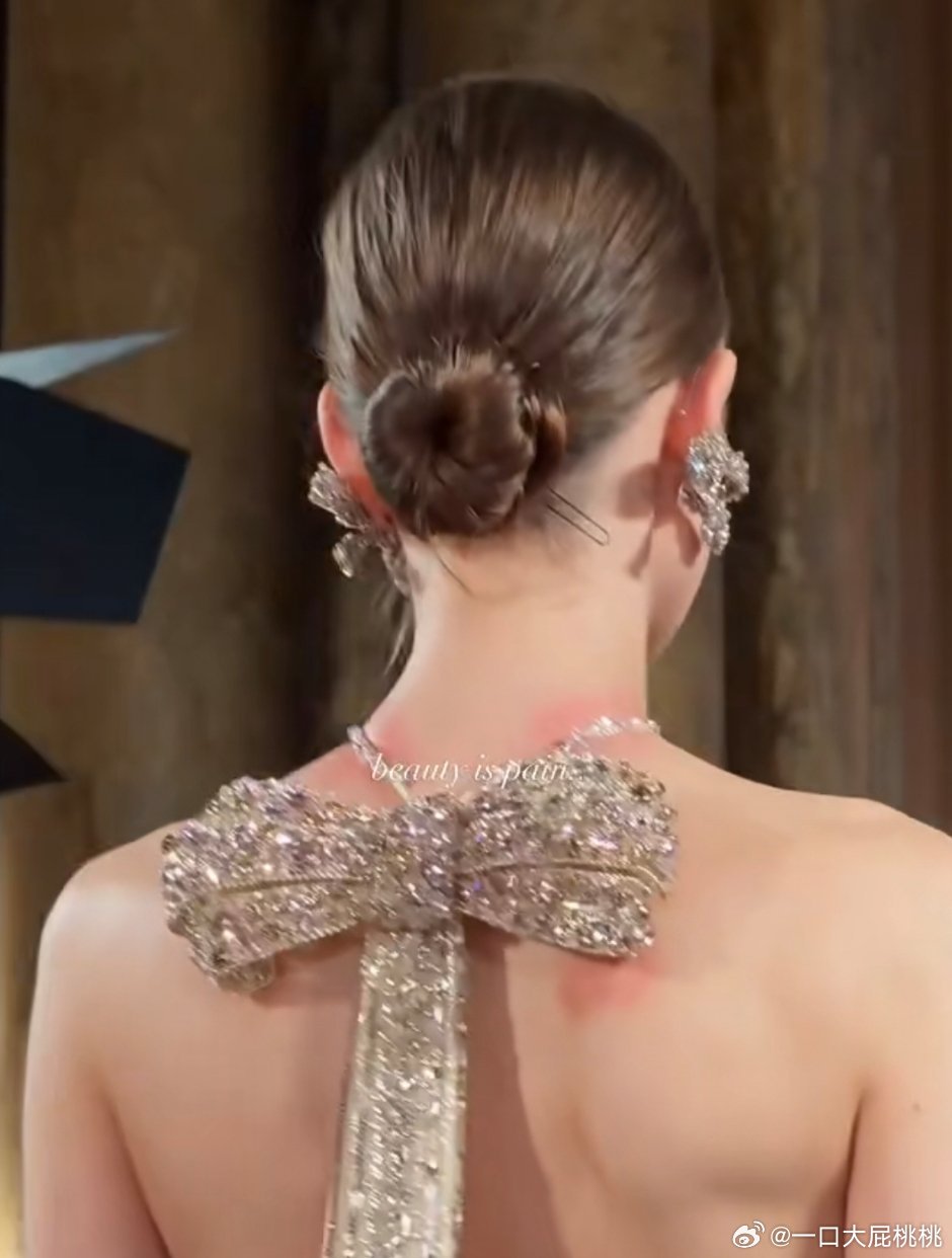 美是美，皮肤都磨红了 