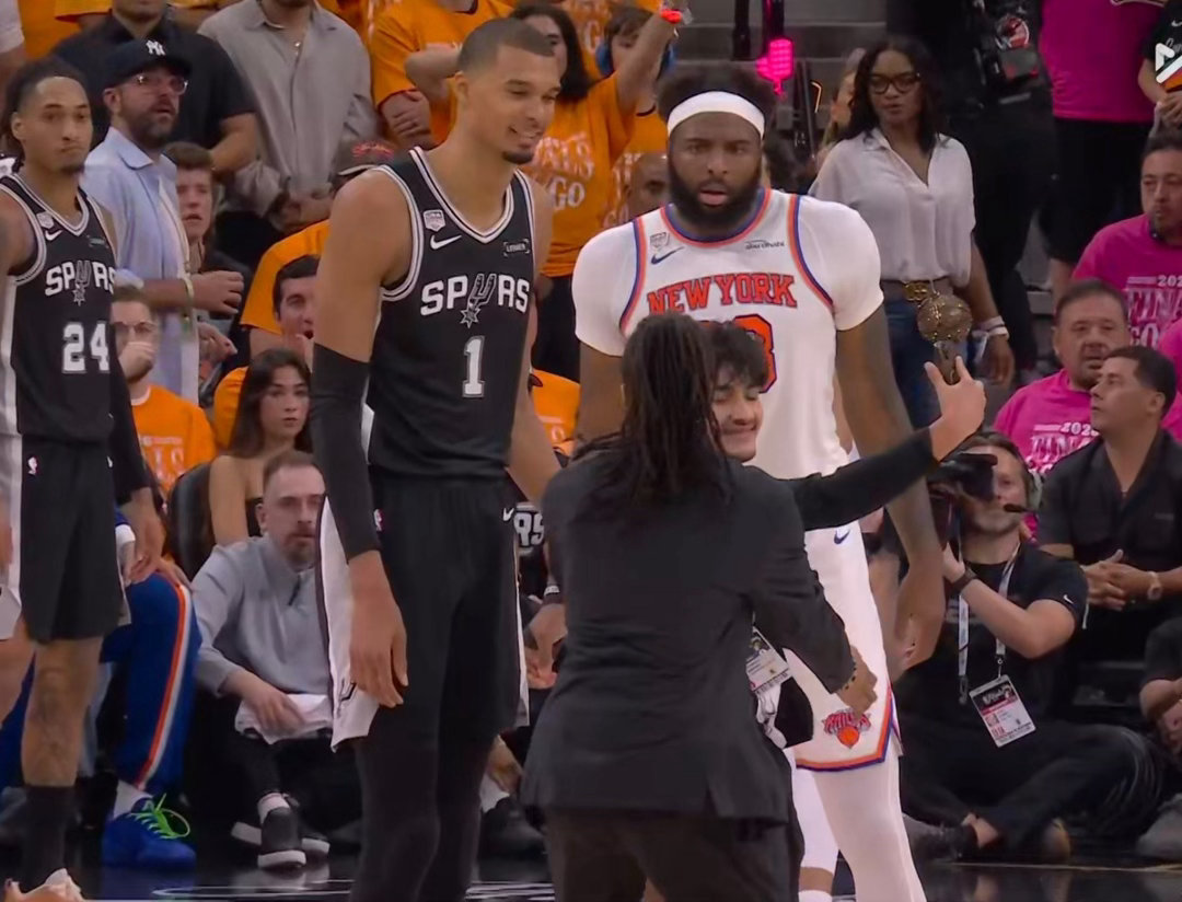 突发！总决赛赛场球迷冲破安保入场，直奔文班亚马索要合影NBA总决赛赛场出现意外一