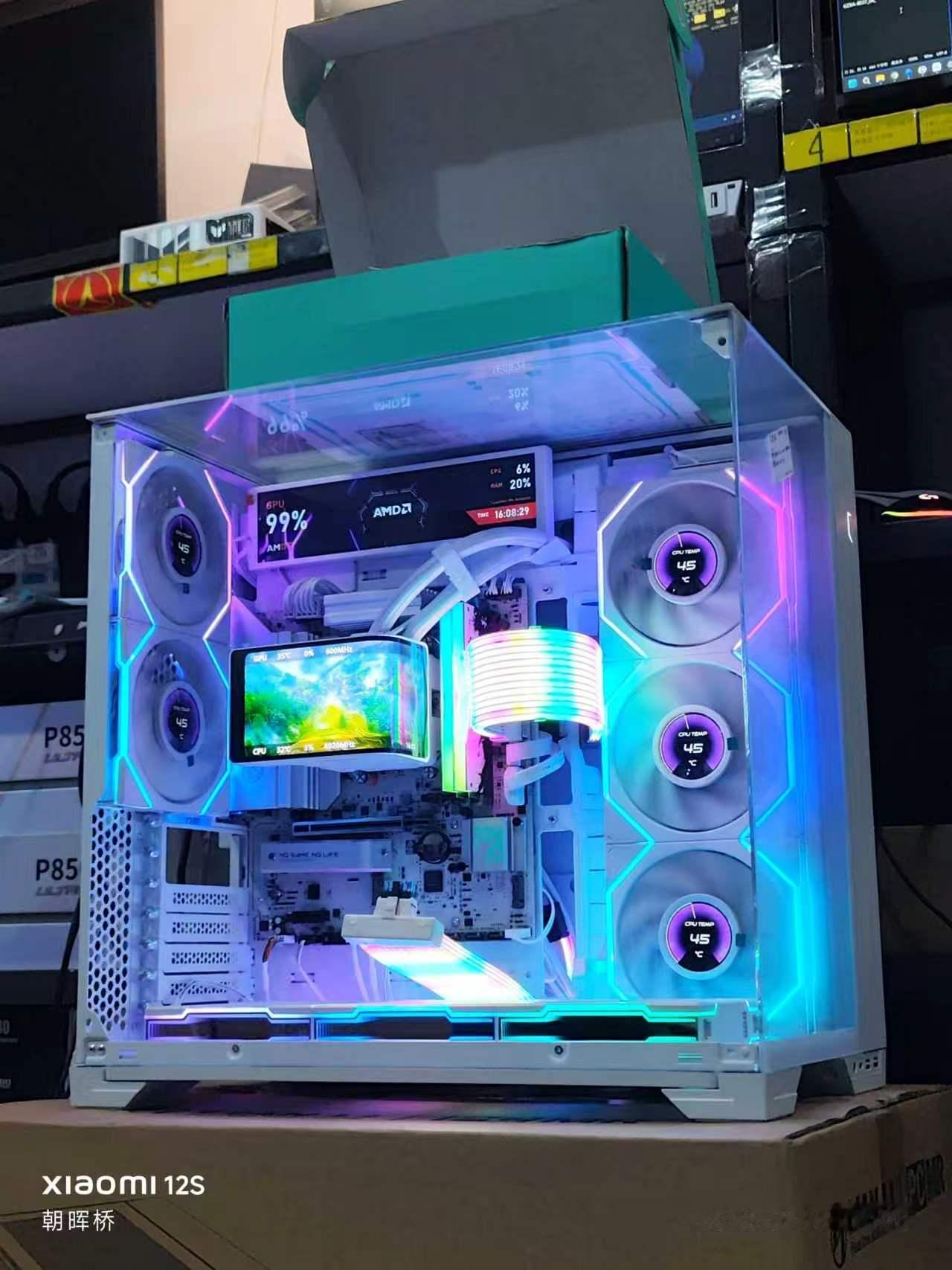 现在好像这种LCD液晶风扇也有非联力的替代品了，价格是联力的一半。奈何联力就是开