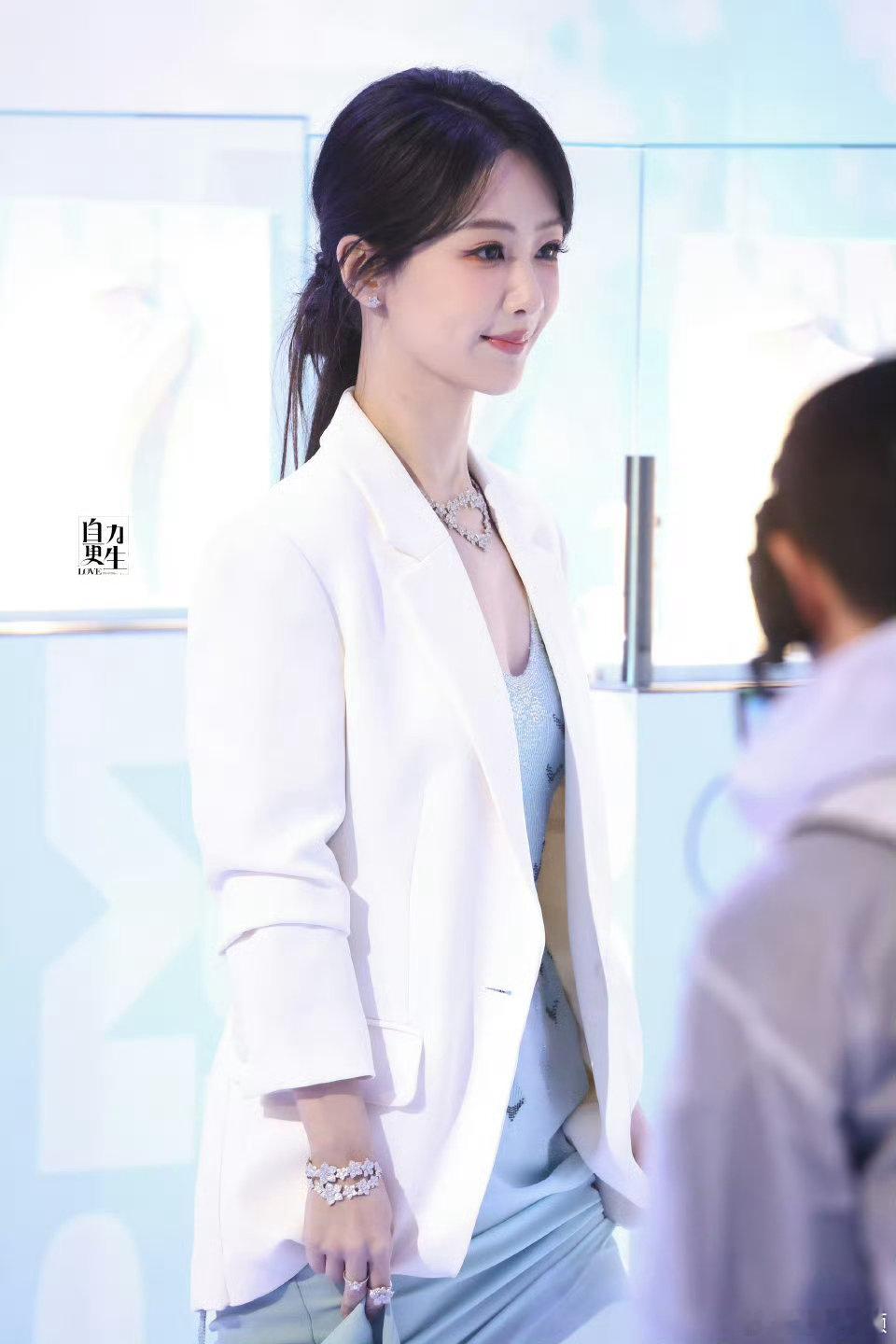 杨紫脖子修长杨紫身姿轻盈 杨紫脖子修长，爱了爱了 ​​​