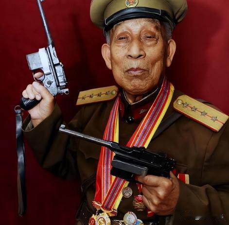 1996年，有人举报山东一位70岁老人私藏两支手枪，民警上门收缴，老人却大声怒喊