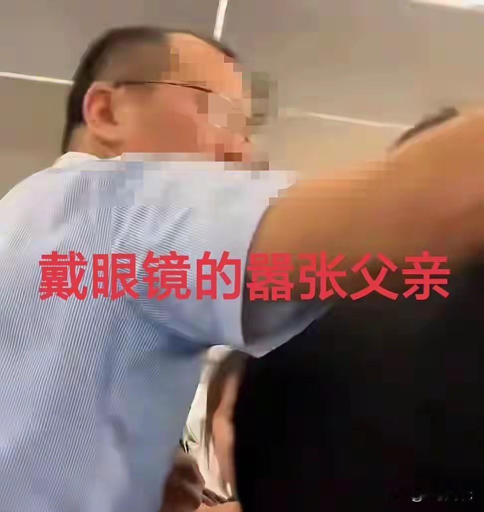 撒野的代价要来了！南航飞机上一家四口打乘客，还怒吼“他还是孩子”。父亲正脸曝光，